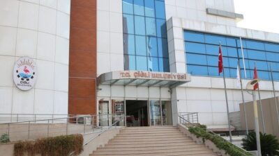 Çiğli Belediye Başkanı Onur Emrah Yıldız’ın makam aracına belediye otoparkında