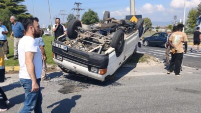 Düzce’de D-100 Karayolu Hal Kavşağı’nda hafif ticari araç ile otomobilin