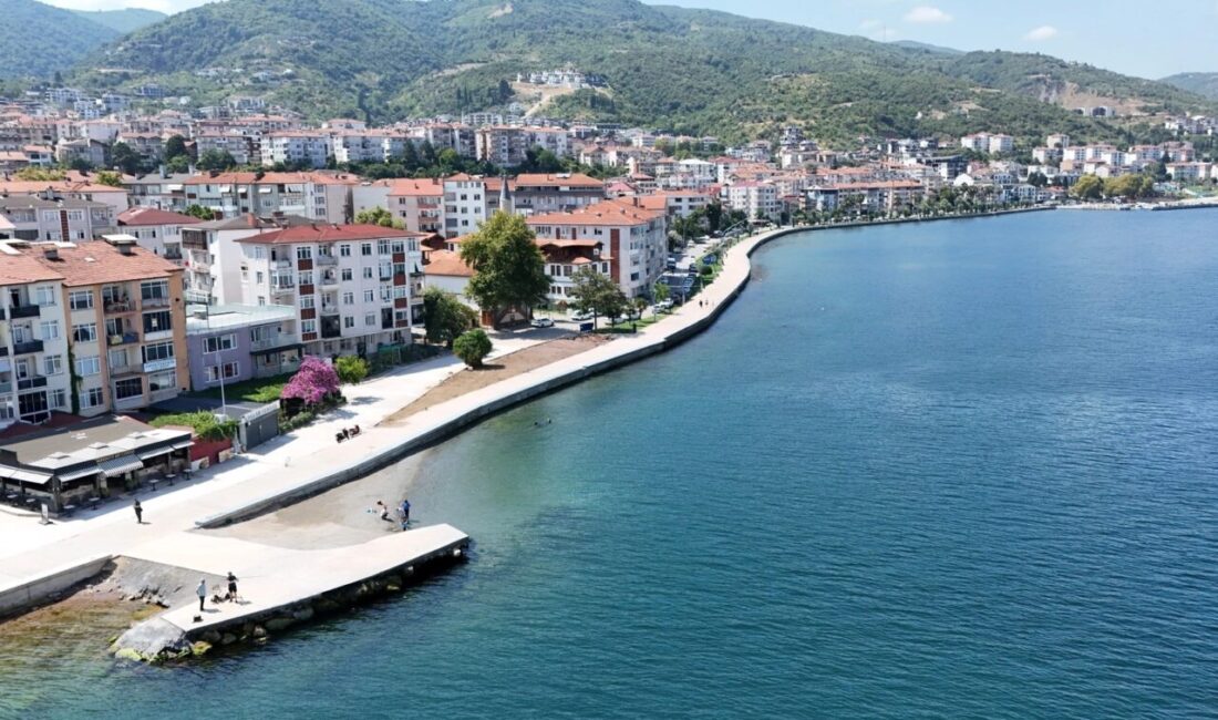 Kocaeli Büyükşehir Belediyesi, Gölcük Değirmendere sahilinde hayata geçirdiği dalga kırıcı