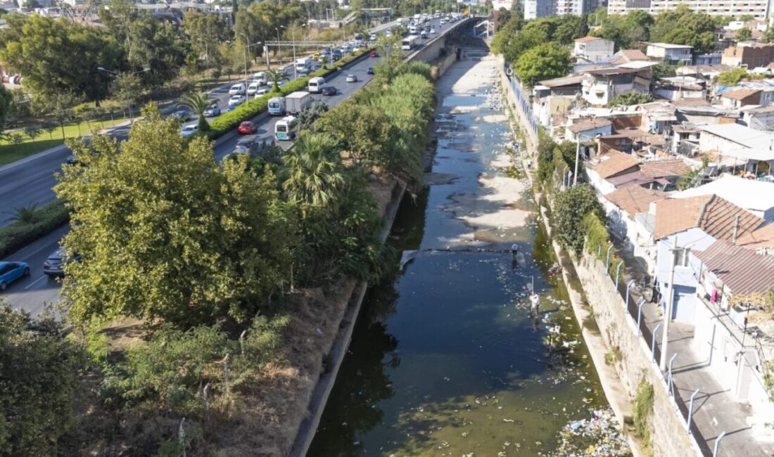 İzmir Büyükşehir Belediyesi, kent merkezindeki 88 derede 92 kilometrelik temizlik