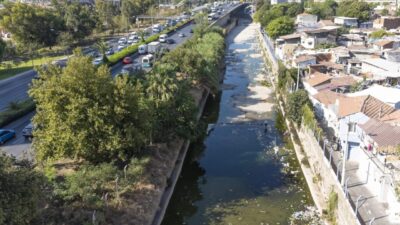 İzmir Büyükşehir Belediyesi, kent merkezindeki 88 derede 92 kilometrelik temizlik