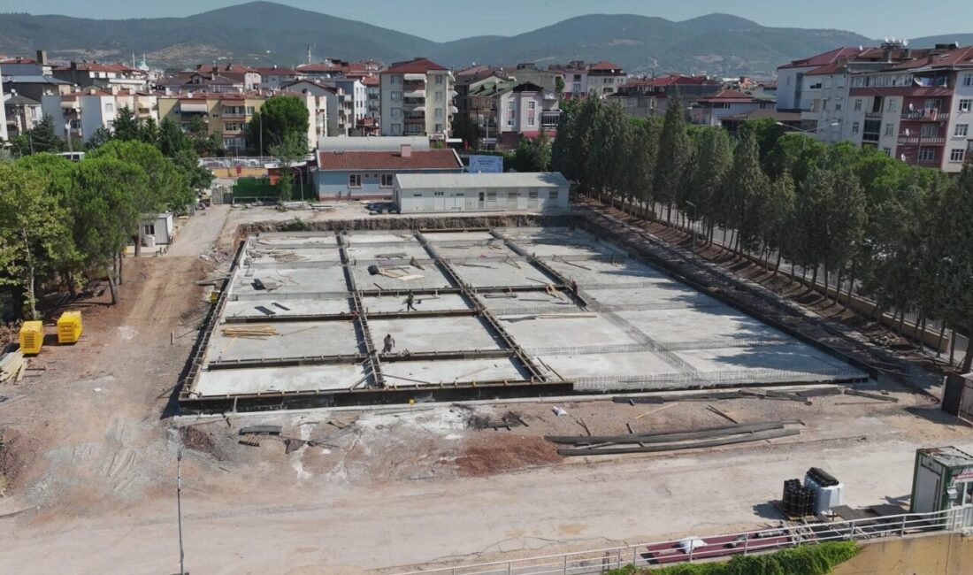 Kocaeli Büyükşehir Belediye Başkanı Tahir Büyükakın, dönüşüm çalışmaları başlayan Derince