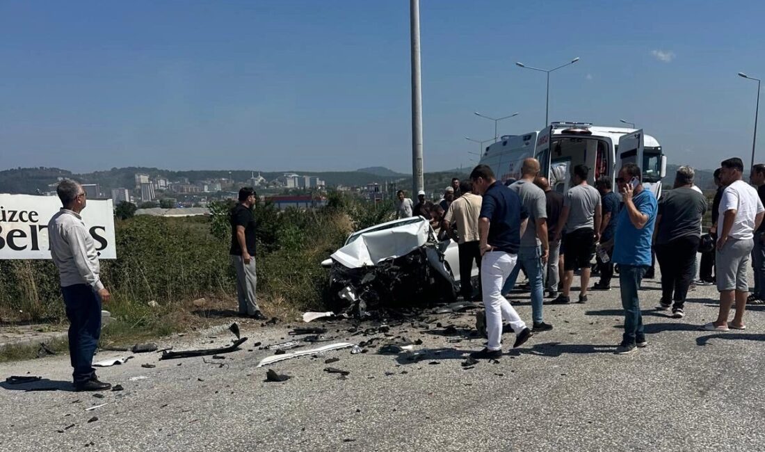 Düzce’de Kuzey Çevre Yolu Çamköy TOKİ mevkisinde otomobil ile kamyonun