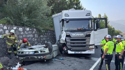 Düzce’de otomobil ile tırın çarpışması sonucu meydana gelen trafik kazasında,