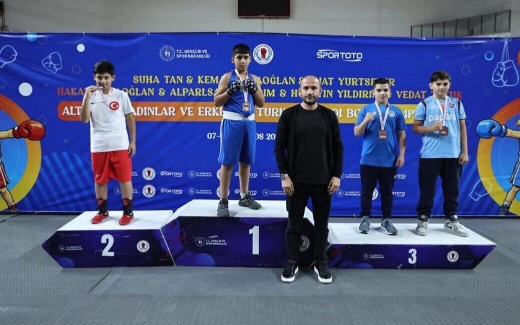 Sivas’ta düzenlenen U13 Erkekler Türkiye Boks Şampiyonası’nda mücadele eden Düzceli