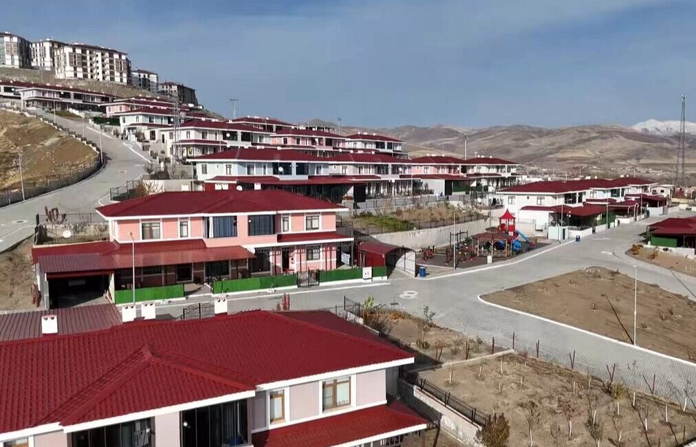 İçişleri Bakanı Mustafa Çiftçi, Elazığ’daki geçici barınma merkezinde misafir edilen