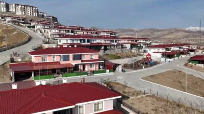 İçişleri Bakanı Mustafa Çiftçi, Elazığ’daki geçici barınma merkezinde misafir edilen