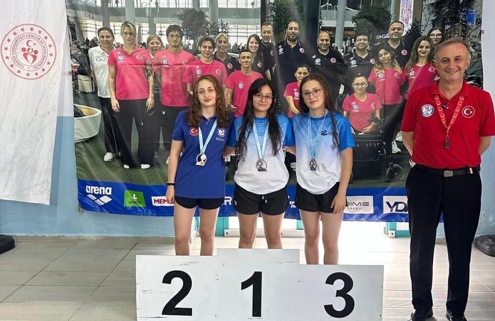 Eskişehir Büyükşehir Spor Kulübü’nün genç yüzücüleri İdil Bengisu Tunçbilek, Hatice