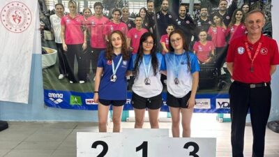 Eskişehir Büyükşehir Spor Kulübü’nün genç yüzücüleri İdil Bengisu Tunçbilek, Hatice