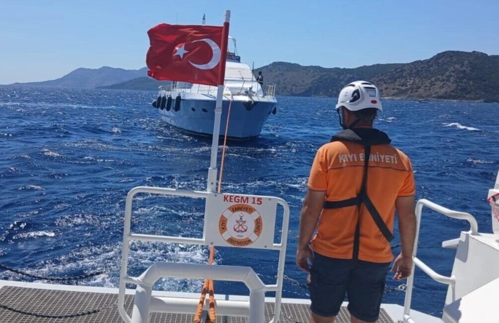 Fethiye Tersane Adası açıklarında makine arızası nedeniyle sürüklenen, 4 kişinin