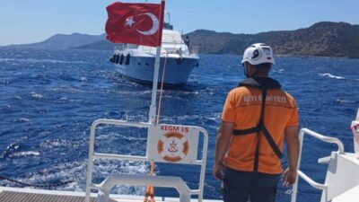 Fethiye Tersane Adası açıklarında makine arızası nedeniyle sürüklenen, 4 kişinin