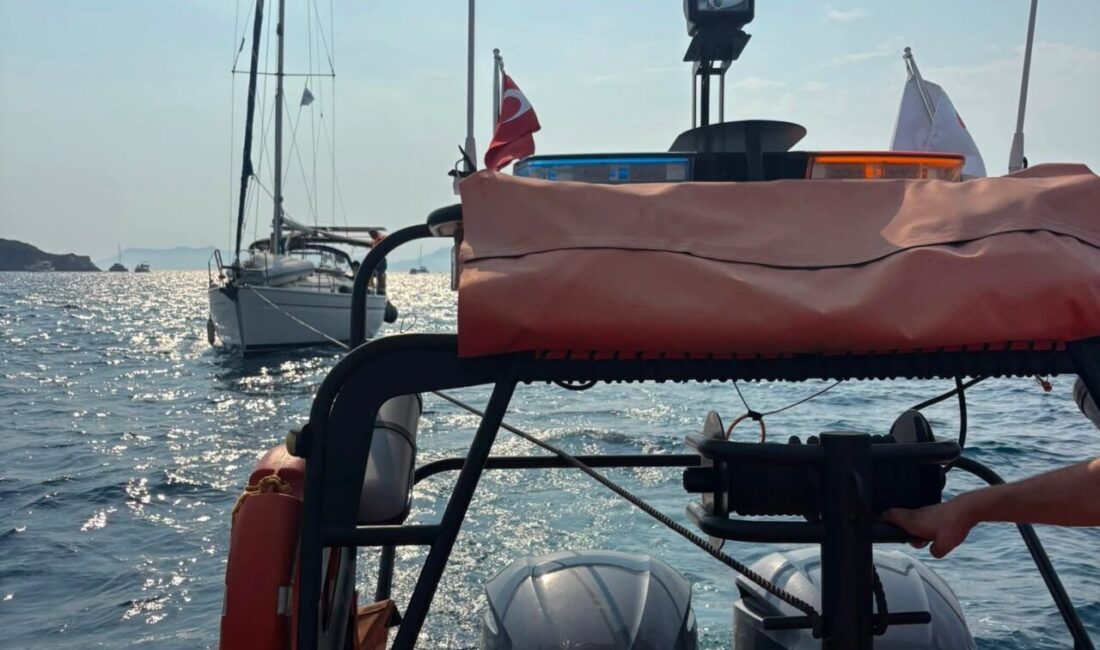 Muğla’nın Fethiye ilçesinde makine arızası nedeniyle sürüklenen ve içerisinde 3