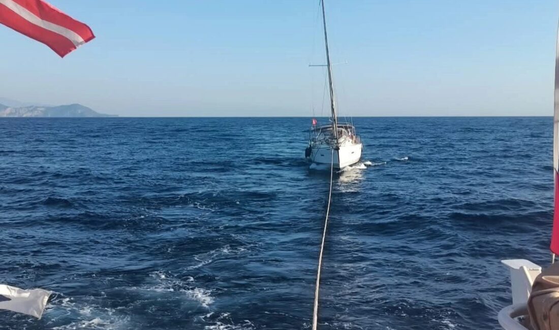 Muğla’nın Fethiye ilçesi Tersane Adası açıklarında sürüklenen, içerisinde 5 kişinin