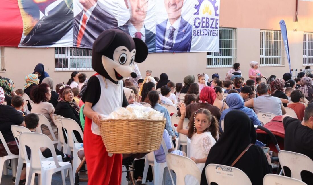 Gebze Belediyesi'nin yaz akşamlarını renklendiren "Mahallemde Sinema Var" etkinliği, bu