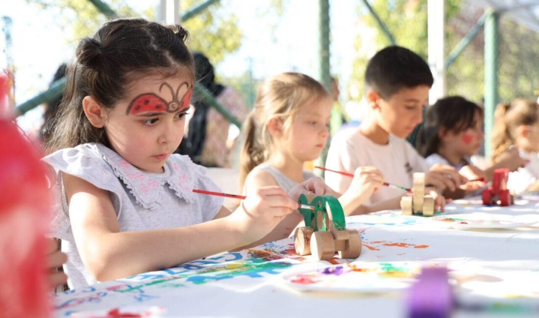 Gebze Belediyesi’nin yaz boyunca farklı parklarda çocuklarla buluşturduğu “Atölyem Parkta”