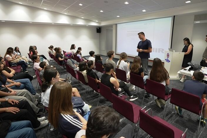 Denizli Büyükşehir Belediyesi’nin gençlerin yabancı dil becerilerini geliştirmek ve uluslararası