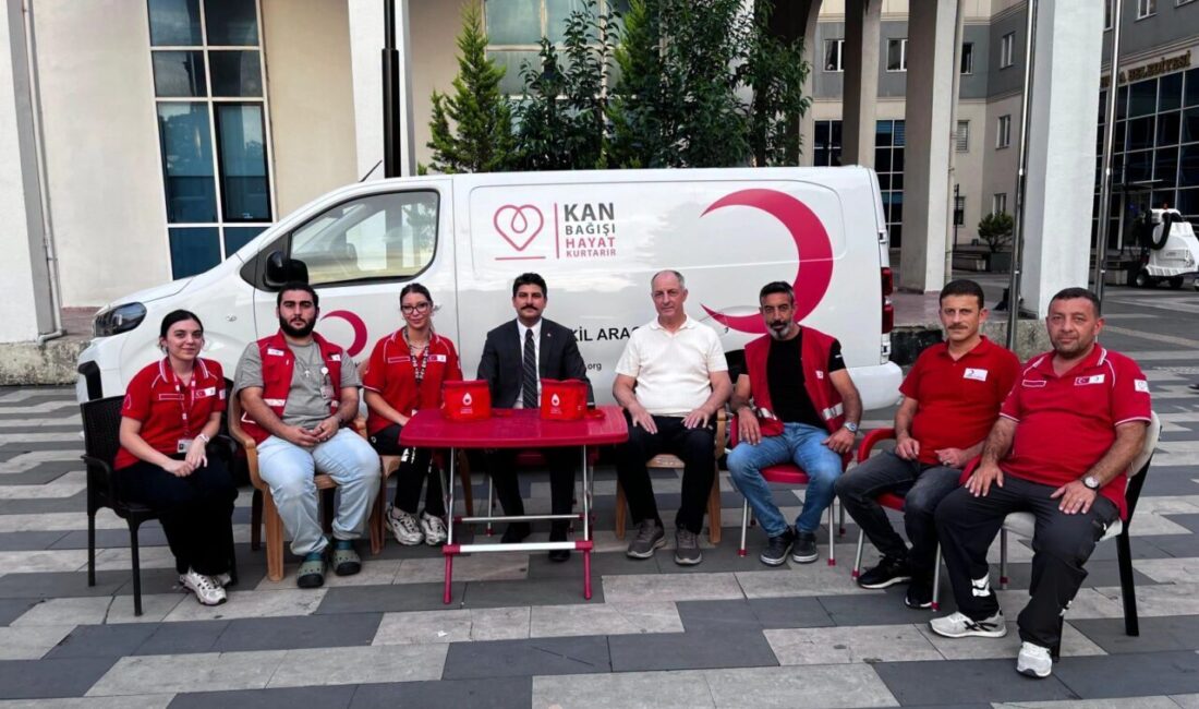 Hopa Kaymakamı Uğur Karakaya, Hükümet Konağı önünde kurulan mobil Türk