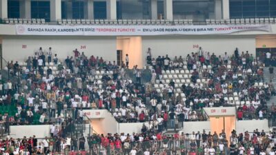 Amed Sportif Faaliyetler ile Erzurumspor FK karşılaşmasında tribünlere Aile ve