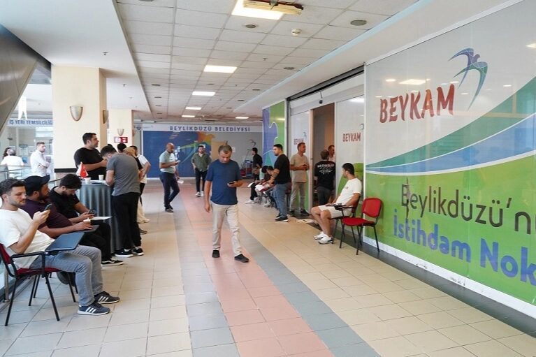 Beylikdüzü Belediyesi Kariyer Merkezi (BEYKAM), iş arayan vatandaşlarla işverenleri buluşturarak