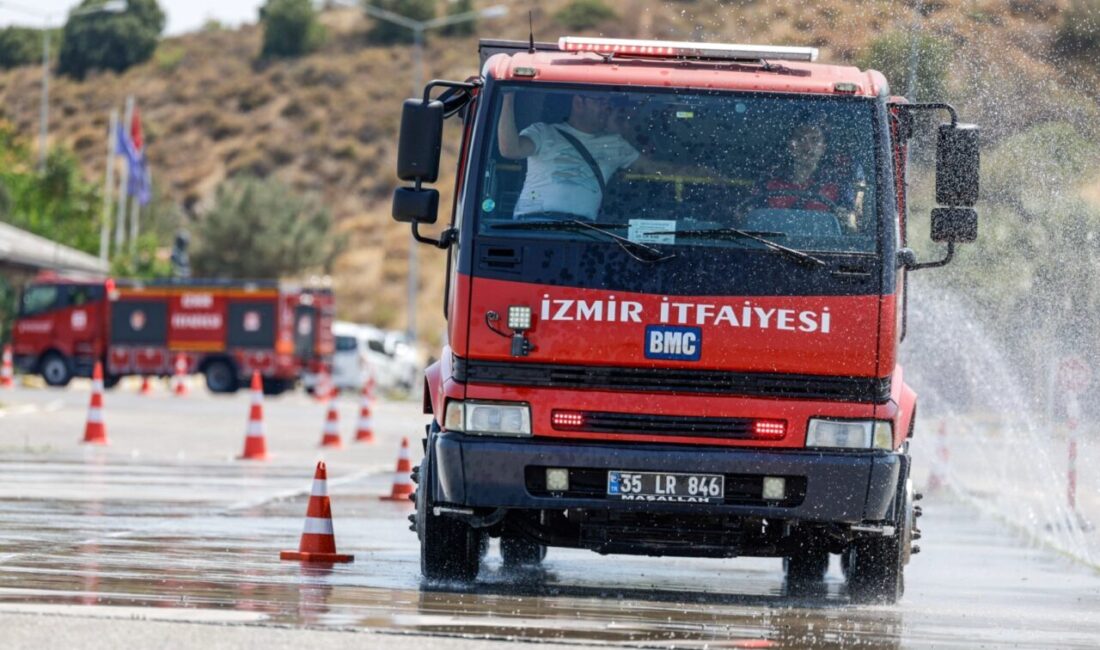İzmir İtfaiyesi ekipleri, her saniyenin kritik olduğu anlarda olay yerine