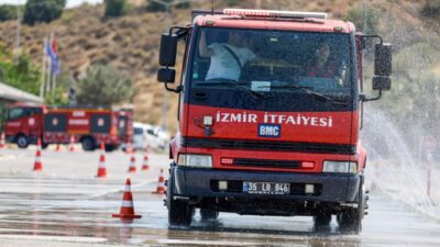 İzmir İtfaiyesi ekipleri, her saniyenin kritik olduğu anlarda olay yerine