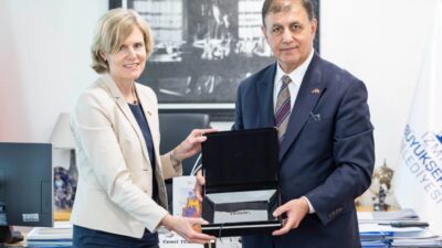 İzmir Büyükşehir Belediye Başkanı Dr. Cemil Tugay, görevine yeni başlayan