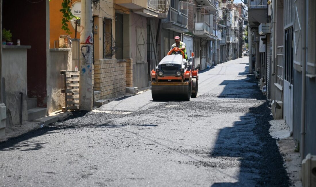İzmir Bornova Belediye Başkanı Ömer Eşki, Çamdibi bölgesinde yürütülen büyük asfalt