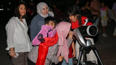 Bornova Belediyesi, Aşık Veysel Rekreasyon Alanı’nda başlattığı "Teleskoplarla Gökyüzü Gözlemi"