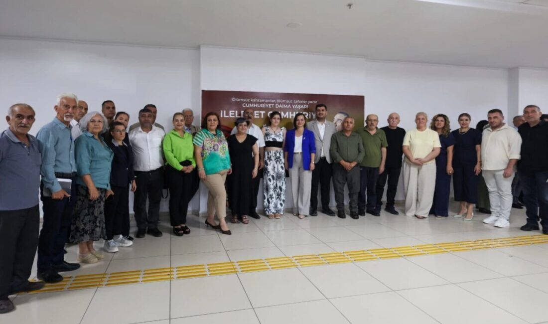 İzmir'de Karabağlar Belediye Başkanı Helil Kınay başkanlığındaki Ağustos ayı meclis