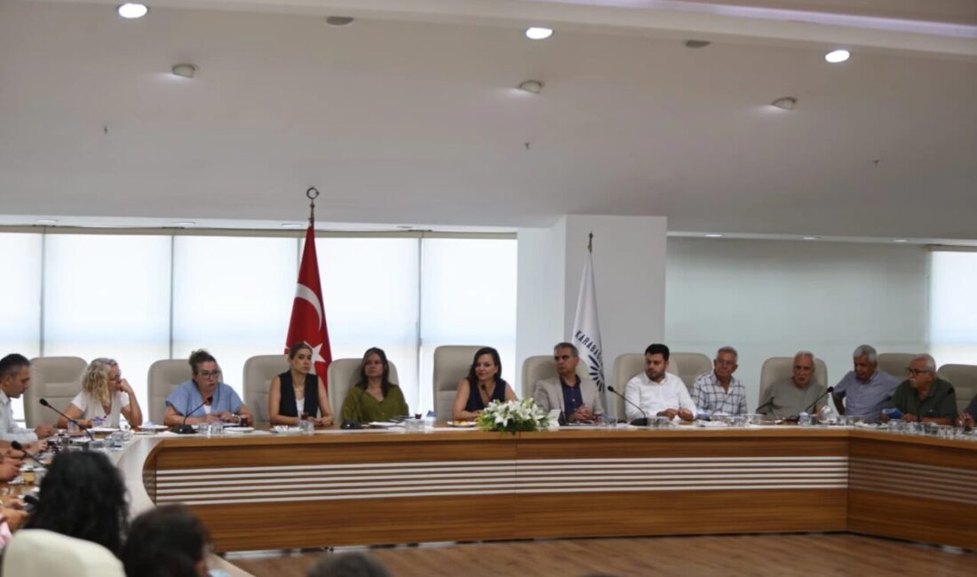 İzmir Karabağlar Belediye Başkanı Helil Kınay, İzmir’de faaliyet gösteren farklı