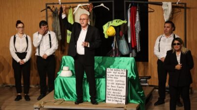 Karabağlar Belediyesi çalışanları bu kez görevlerinin başından tiyatro sahnesine uzanan