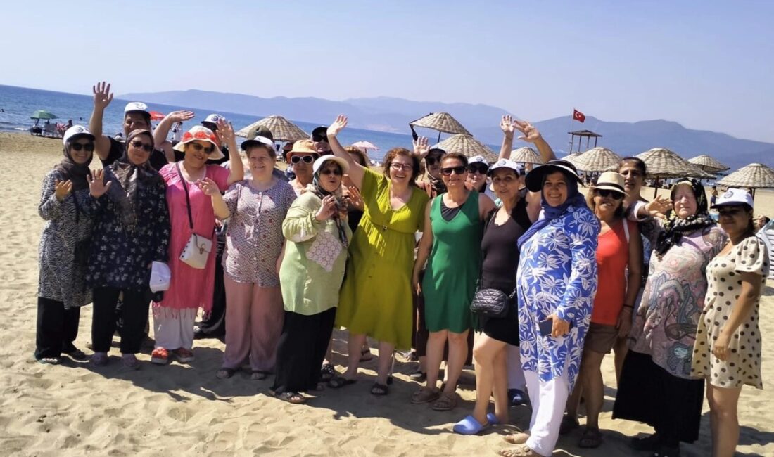 İzmir Karabağlar Belediyesi, yıl boyunca kurs ve etkinliklere katılan kadınları Selçuk