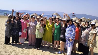 İzmir Karabağlar Belediyesi, yıl boyunca kurs ve etkinliklere katılan kadınları Selçuk