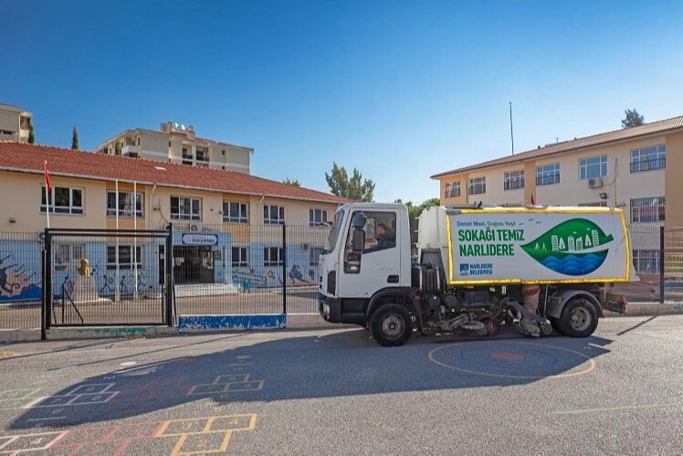 İzmir Narlıdere Belediyesi, 2026-2027 eğitim-öğretim yılı öncesinde ilçedeki okulların bahçelerinde