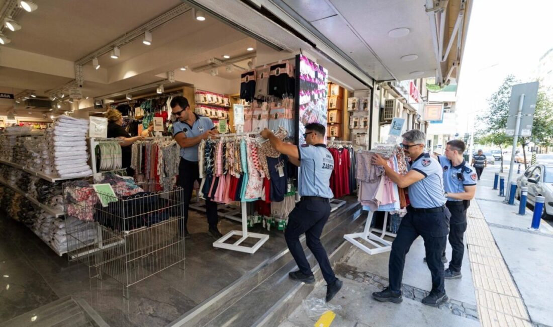 İzmir Büyükşehir Belediyesi zabıta ekipleri, yaya güvenliğini sağlamak ve kaldırımların