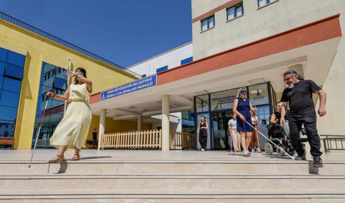 İzmir Büyükşehir Belediyesi, görme engelli bireylere yönelik hizmet veren personelin