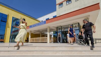 İzmir Büyükşehir Belediyesi, görme engelli bireylere yönelik hizmet veren personelin