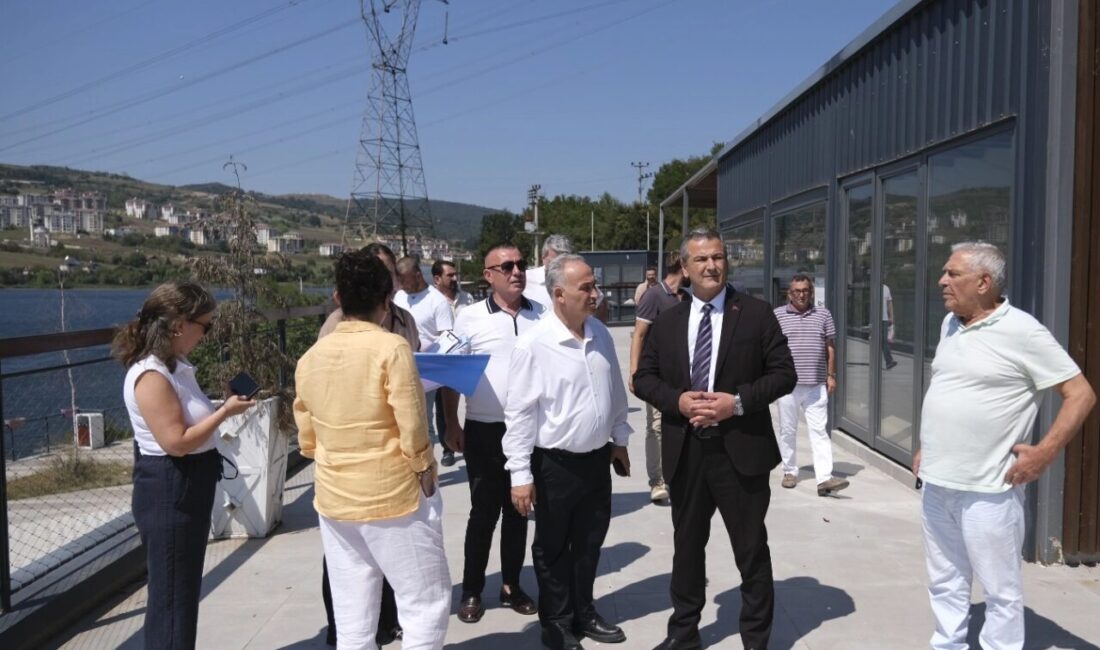 Kocaeli'de İzmit Belediyesi Başkan Vekili Lütfü Obuz, 100. Yıl Parkı