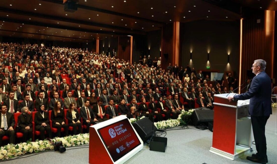 Cumhurbaşkanlığı İletişim Başkanı Burhanettin Duran, “Dijital Çağda Kamu İletişimi” panelinde