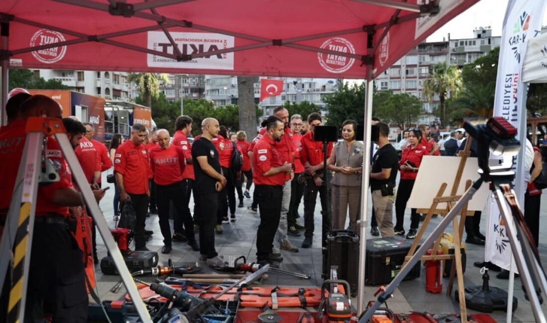 İzmir'de Karabağlar Belediyesi tarafından 17 Ağustos Marmara Depremi’nin yıl dönümü