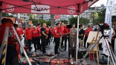 İzmir'de Karabağlar Belediyesi tarafından 17 Ağustos Marmara Depremi’nin yıl dönümü