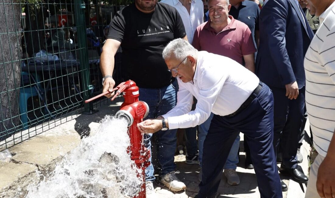 Kayseri Büyükşehir Belediye Başkanı Dr. Memduh Büyükkılıç, kent genelinde vatandaşlara