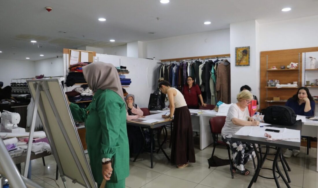 Kocaeli'de İzmit Belediyesi tarafından düzenlenen yaz dönemi dikiş kursu, kadınlara hem
