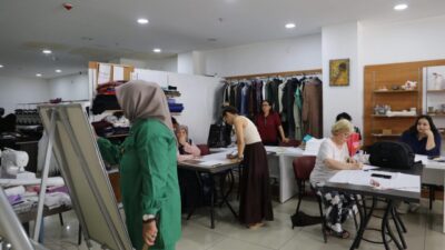 Kocaeli'de İzmit Belediyesi tarafından düzenlenen yaz dönemi dikiş kursu, kadınlara hem