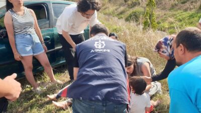 Kandıra yolunda meydana gelen kazada bariyerlere çarparak takla atan otomobildeki