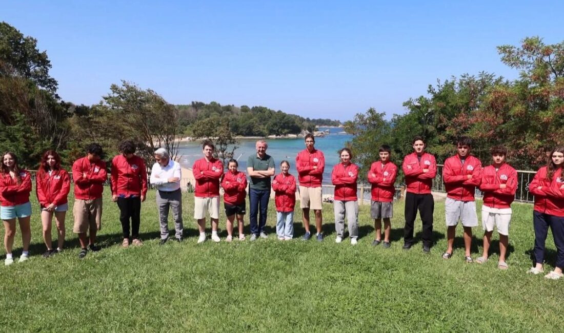 Kocaeli Büyükşehir Belediye Başkanı Tahir Büyükakın, başarılı öğrenciler ve sporcularla