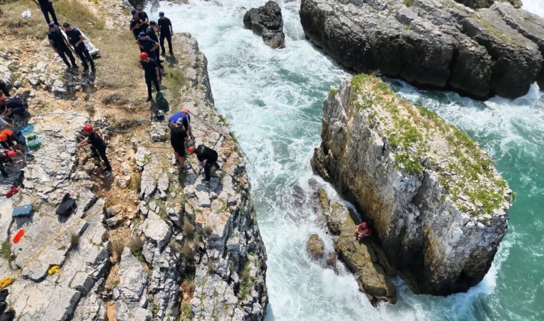 Kandıra Bağırganlı Kayalıklar mevkiinde yasağa rağmen denize giren bir vatandaş,