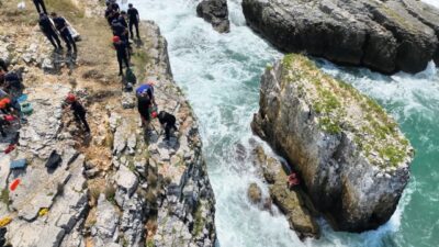 Kandıra Bağırganlı Kayalıklar mevkiinde yasağa rağmen denize giren bir vatandaş,