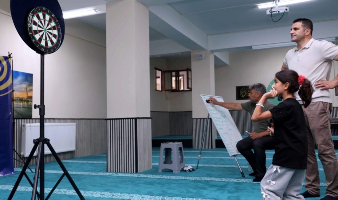 Konya'da Karatay Belediyesi tarafından yaz Kur’an Kursları’nda eğitim alan kız