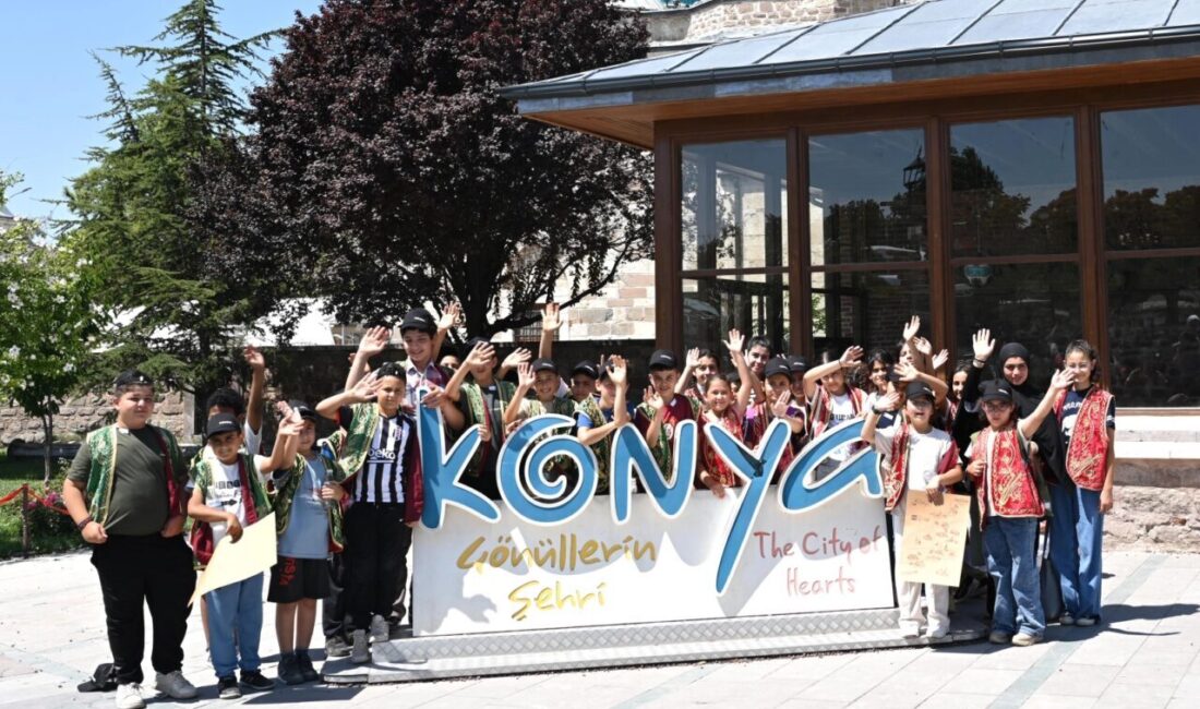Konya Büyükşehir Belediyesi Genç KOMEK Yaz Okulu’nda eğitim alan öğrenciler,